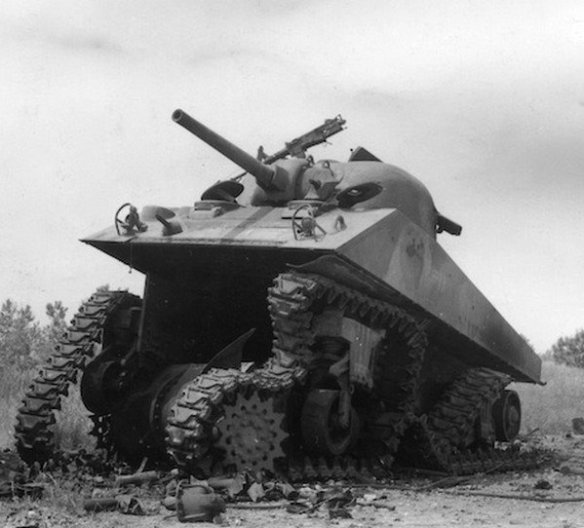 Sherman po zderzeniu się z pociskiem przeciwpancernym. Wymiana gąsienic zapewne nie wystarczyła w tym przypadku by przywrócić czołg do walki.