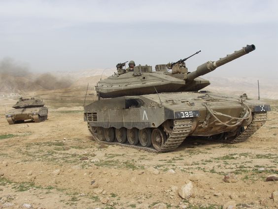 Przenosimy się do współczesności. Tak wygląda izraelski czołg podstawowy Merkava Mk IV. Jest to najnowsza generacja Merkav uchodzących za jedne z najlepszych czołgów świata. Przy czym ich doskonałość sprowadza się do perfekcyjnego dostosowania do specyficznego teatru działań, jakim jest Bliski Wschód. Merkavy nie są tak uniwersalne jak Leopardy czy Abramsy. Mają za to ogromne doświadczenie wojenne, gdyż na Bliskim Wschodzie broń prędzej czy później wykorzystywana jest tak aby zabijać lub bronić, bez zbędnych półśrodków.